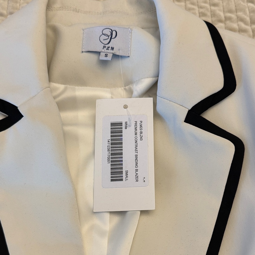 Chic Cream Blazer with Black Accents - Picture 4 of 6